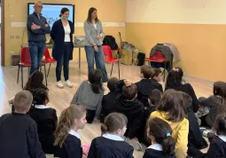 Ai bambini sono state spiegate anche, con foto e video, le caratteristiche principali del loro futuro edificio scolastico 